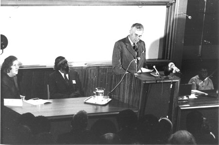 Dick Roughsey and Gough Whitlam at 1973 seminar