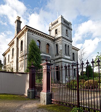 Exterior of Villa Alba looking through the front gates