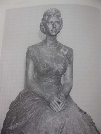 Image of bronze sculpture of the Queen