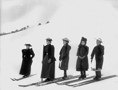 Chinese competitors at the start of the Ladies’ Snowshoe Races, Kiandra, about 1900
