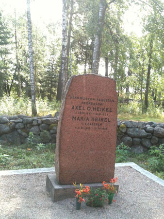 Image of Axel Heikel's grave.